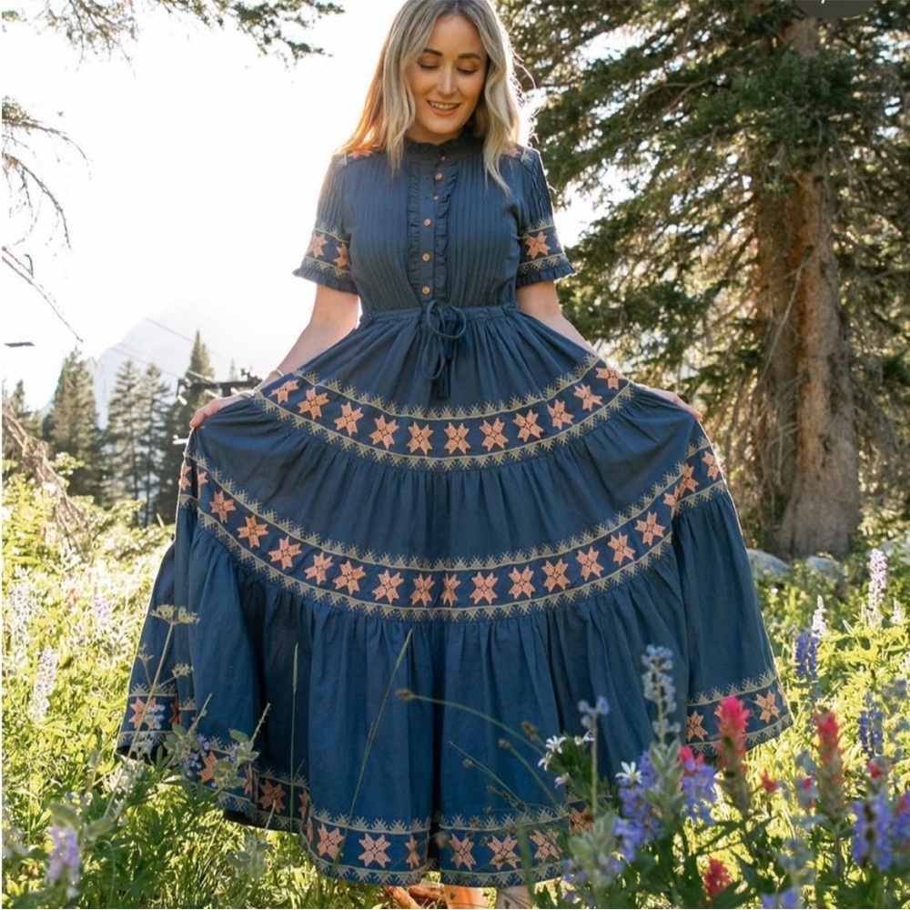 Ivy City Co The Capri Navy Maxi Lace Dress size small